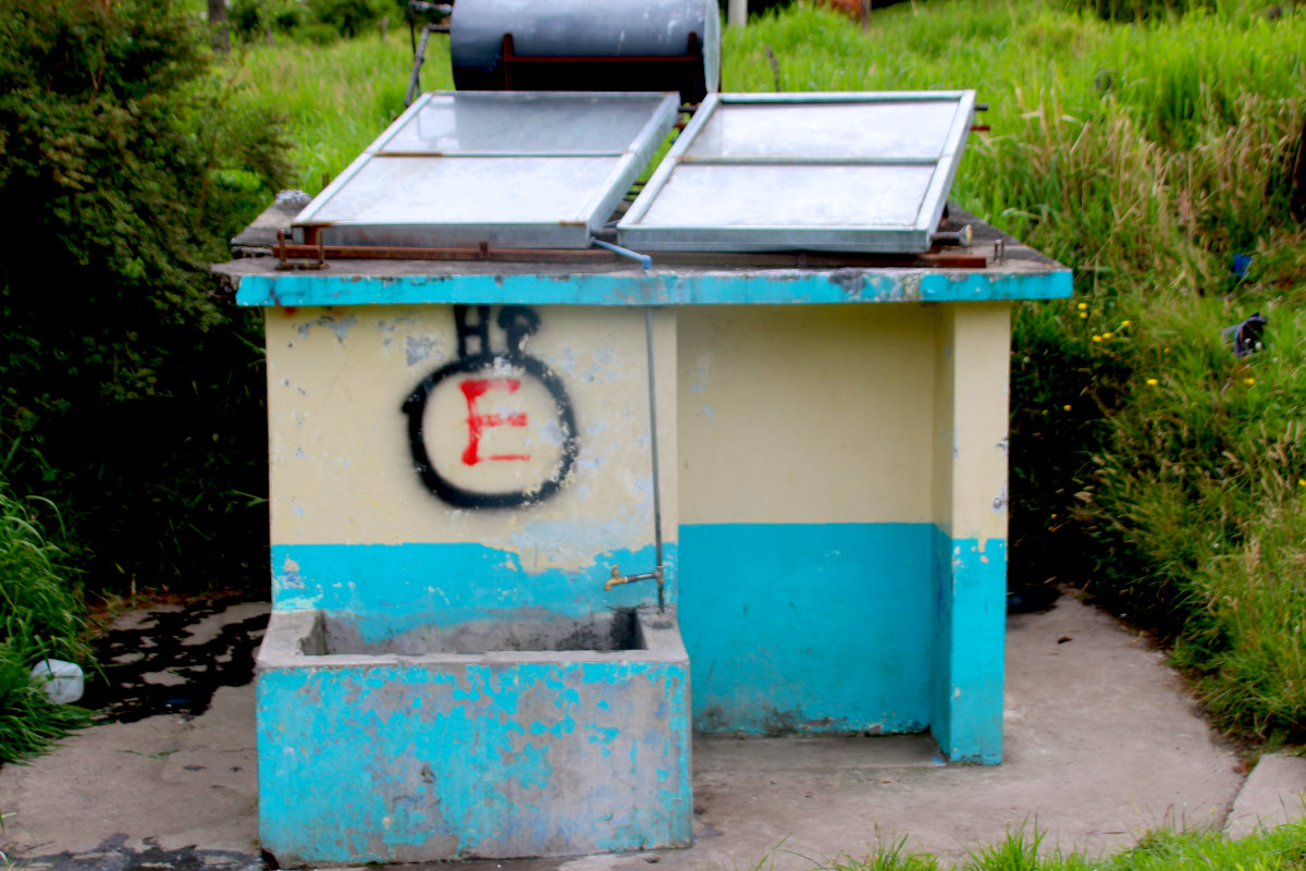 altes WC mit Solaranlage